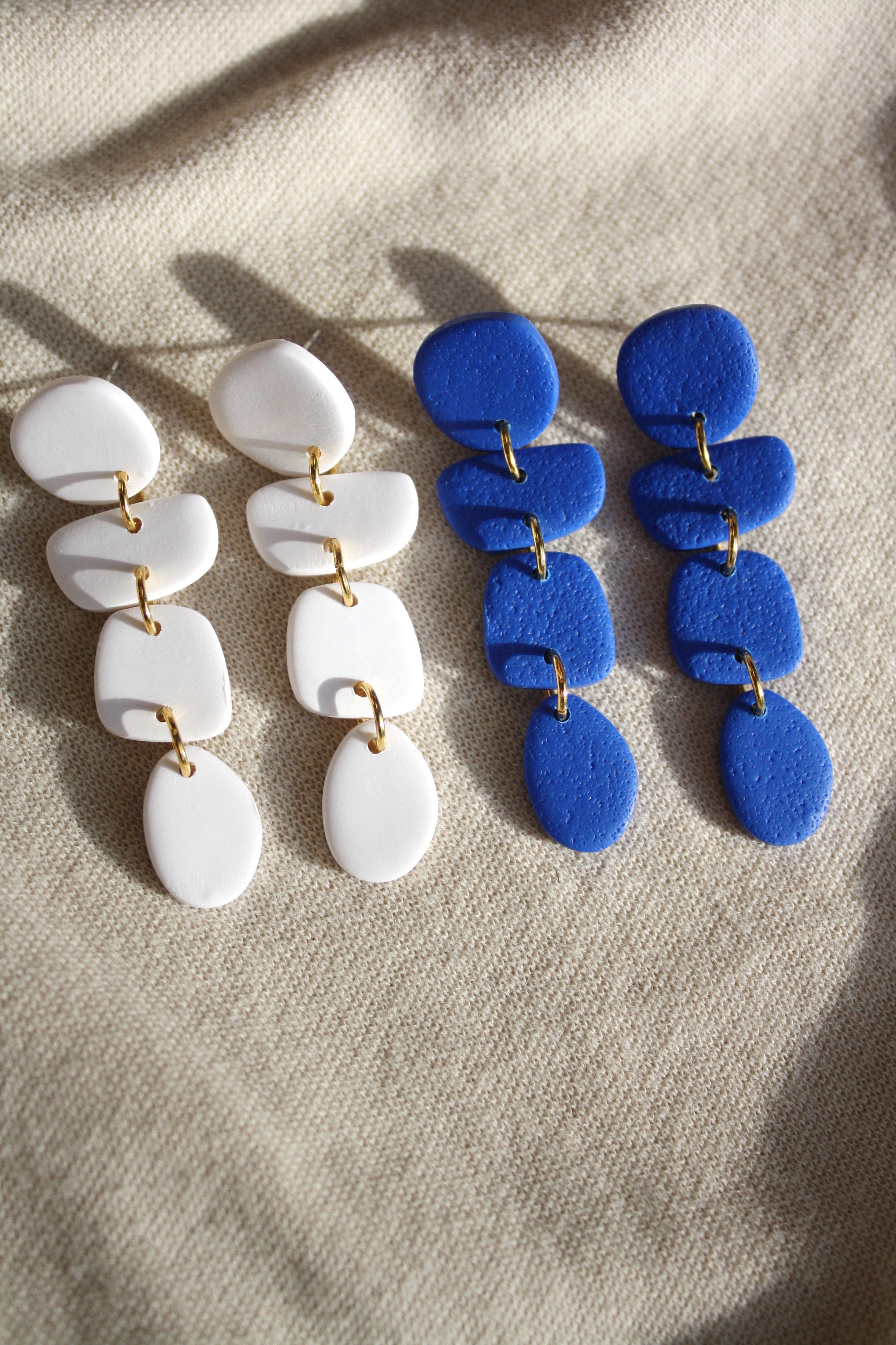 Pebble Earring in Cobalt & White