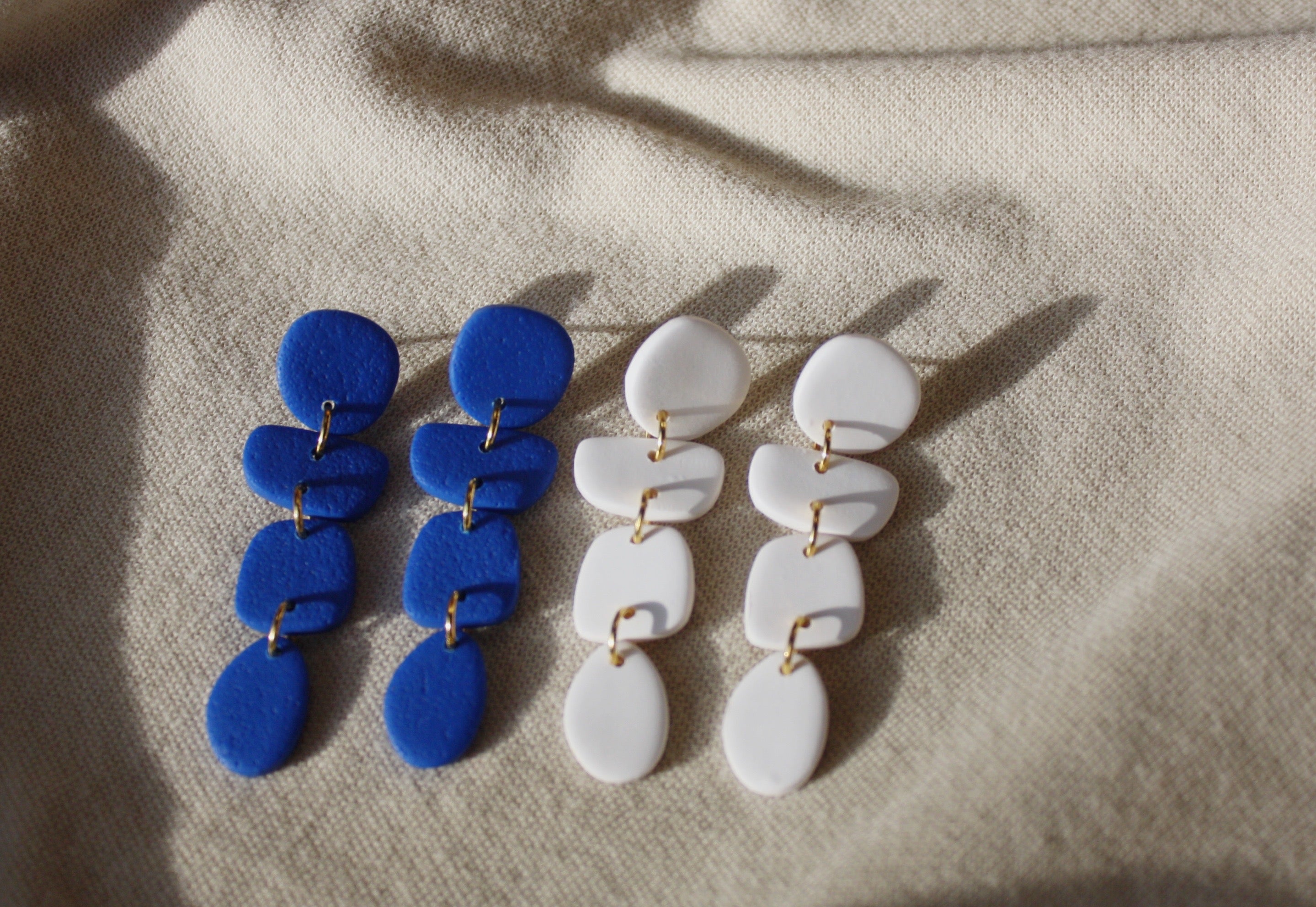 Pebble Earring in Cobalt & White